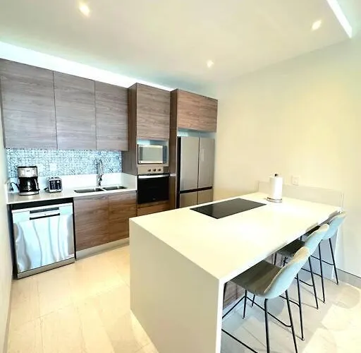 Charming 3 Bedroom Minutes From The Apartment *