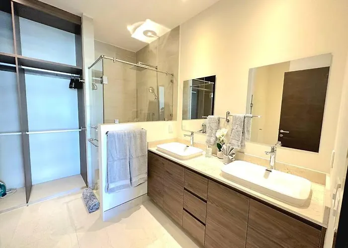 Charming 3 Bedroom Minutes From The Apartment *